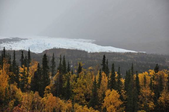 Uma colossal e fantástica geleira parece invadir o vale, no caminho entre Anchorage e Tok, no Alaska